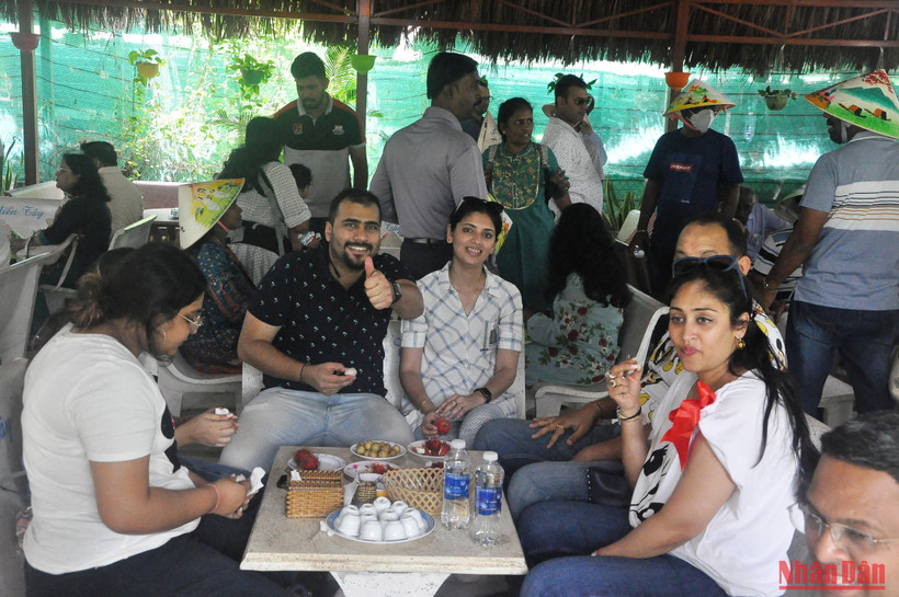 Khách tham quan thưởng thức trái cây, nghe đờn ca tài tử.