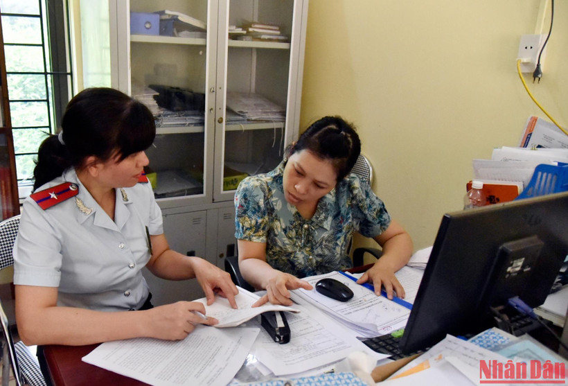 Sở Nội vụ Bắc Kạn kiểm tra đột xuất việc giải quyết thủ tục hành chính tại Bộ phận giao dịch một cửa xã Cường Lợi, huyện Na Rì.