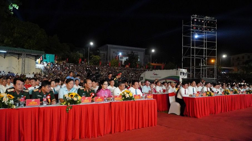 Đồng chí Nguyễn Xuân Thắng, Ủy viên Bộ Chính trị, Giám đốc Học viện Chính trị quốc gia Hồ Chí Minh cùng các đại biểu tham dự buổi lễ.