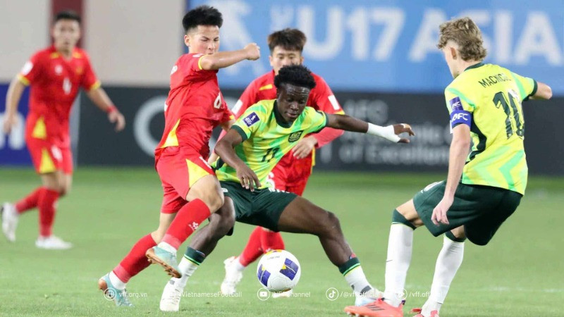 U17 Việt Nam thi đấu nỗ lực trước các cầu thủ có thể lực tốt của U17 Australia. (Ảnh: VFF)