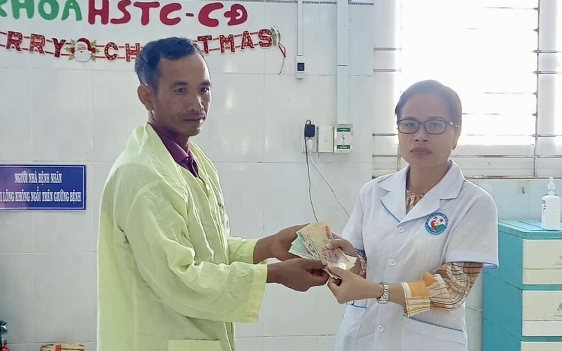 Đại diện Bệnh viện Nhi Gia Lai trao tiền hỗ trợ của các nhà hảo tâm cho đại diện gia đình 3 em nhỏ bị ngộ độc do ăn thịt cóc.