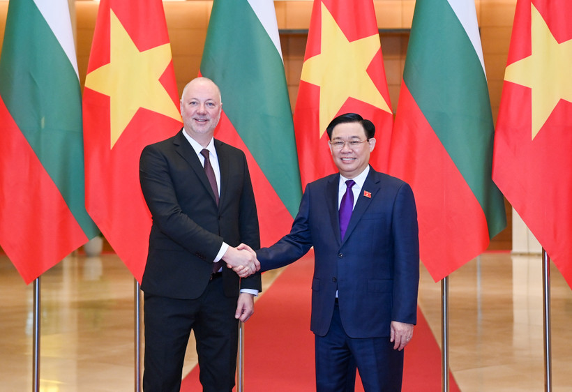 Chủ tịch Quốc hội Vương Đình Huệ và Chủ tịch Quốc hội nước Cộng hòa Bulgaria Rossen Dimitrov Jeliazkov tại lễ đón.
