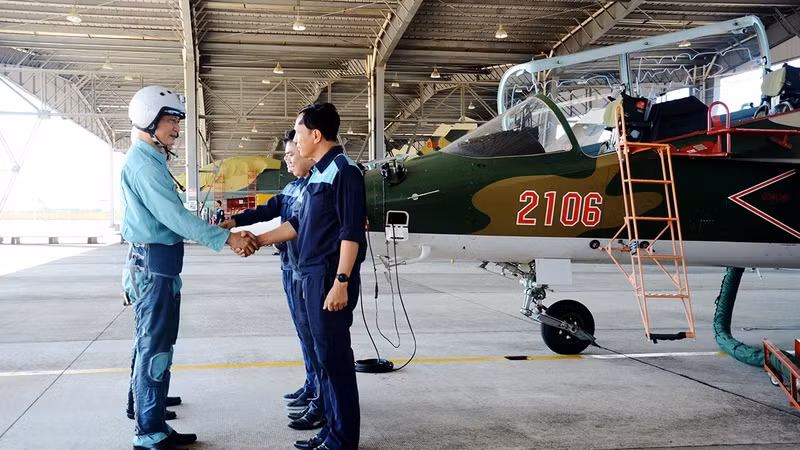 Lực lượng phi công và kỹ thuật Trung đoàn 940 - Trường Sĩ quan Không quân bàn giao máy bay trước ban bay. (BÍCH PHƯỢNG, ÐINH ÐỒNG)
