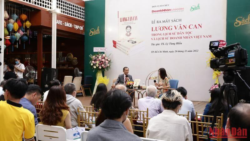 Giao lưu với tác giả tại buổi ra mắt sách.