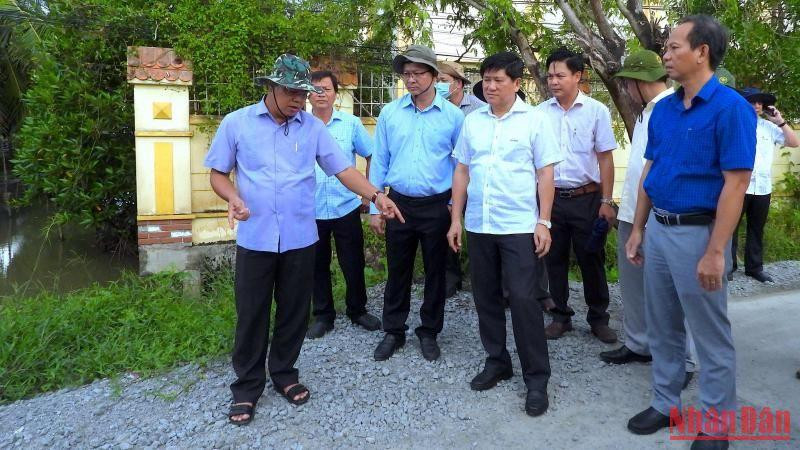 Bí thư Tỉnh ủy Cà Mau (bên trái) kiểm tra tình hình đường xá bị hư hỏng tại xã Ngọc Chánh, huyện Đầm Dơi vào sáng 17/11. 