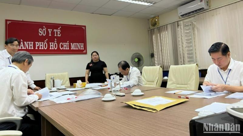 Ban chấm thi thực hiện chấm bài thi theo quy định. 