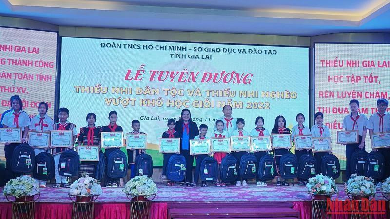 81 em thiếu nhi dân tộc và thiếu nhi nghèo có hoàn cảnh khó khăn vượt khó học giỏi được tuyên dương, khen thưởng.