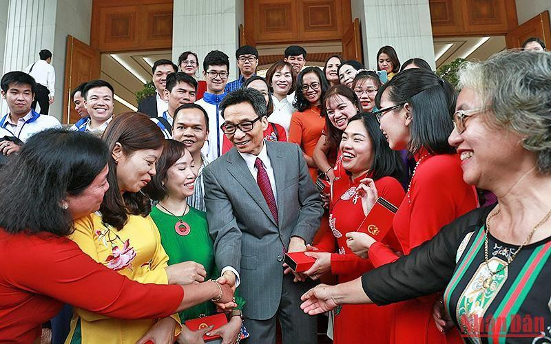 Phó Thủ tướng Vũ Đức Đam cùng các đại biểu chương trình “Chia sẻ cùng thầy cô” năm 2022.