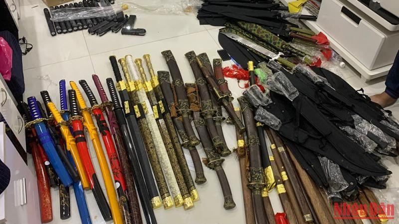 Các loại hung khí “nóng” bị cơ quan chức năng thu giữ. (Ảnh: Công an cung cấp)