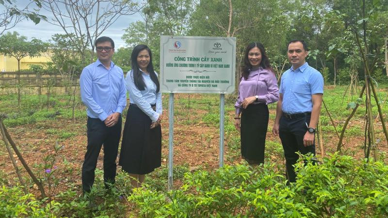 Công ty Ô-tô Toyota Việt Nam phối hợp Trung tâm Truyền thông Tài nguyên và Môi trường, Bộ Tài nguyên và Môi trường tổ chức Lễ trao tặng cây xanh − Hưởng ứng Chương trình “1 tỷ cây xanh - Vì Việt Nam xanh" tại Nghĩa trang liệt sĩ Quốc gia Đường 9, tỉnh Quảng Trị.