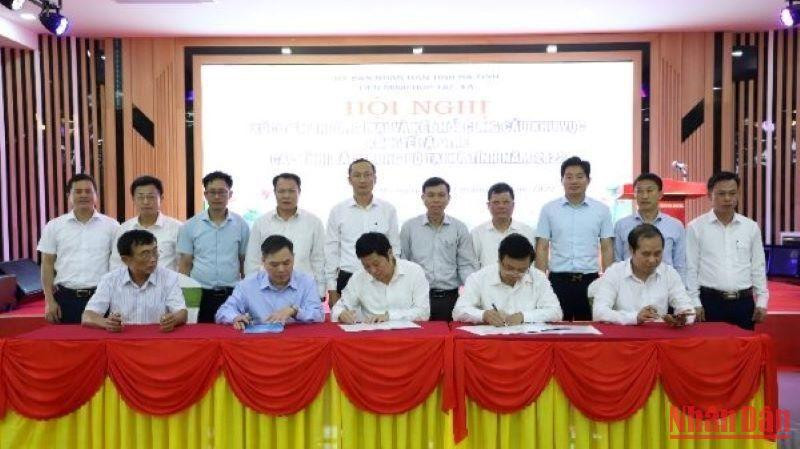 Đại diện Liên minh hợp tác xã các tỉnh Bắc Trung Bộ ký kết biên bản ghi nhớ hợp tác xúc tiến đầu tư.