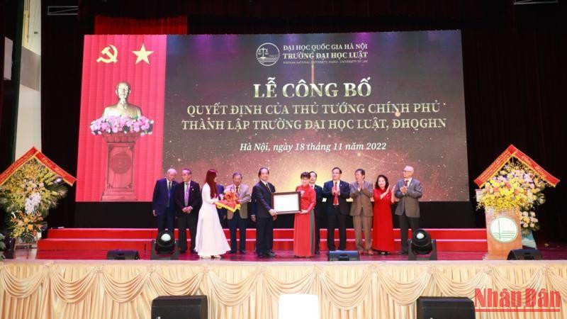 Bộ trưởng Giáo dục và Đào tạo Nguyễn Kim Sơn trao quyết định thành lập Trường đại học Luật. 