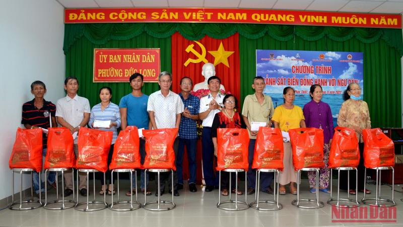 Bộ Tư lệnh Vùng Cảnh sát biển 3 trao tặng 200 suất quà cho gia đình chính sách, ngư dân có hoàn cảnh khó khăn ở phường Đức Long.