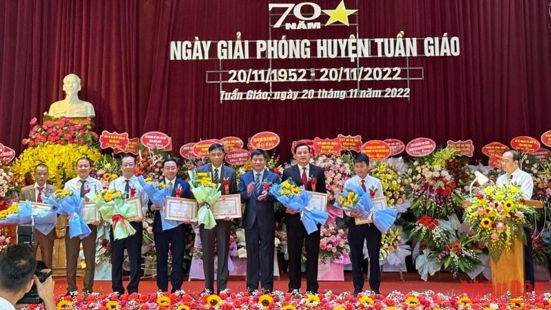 Đồng chí Lê Thành Đô, Chủ tịch UBND tỉnh Điện Biên trao Bằng khen tặng các cá nhân có nhiều đóng góp xây dựng huyện Tuần Giáo.