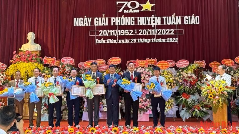 Đồng chí Lê Thành Đô, Chủ tịch UBND tỉnh Điện Biên trao Bằng khen tặng các cá nhân có nhiều đóng góp xây dựng huyện Tuần Giáo.