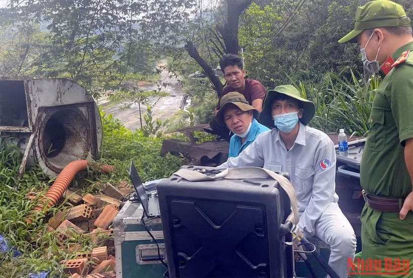 Cơ quan chức năng kiểm tra các chỉ số môi trường tại nhà máy xử lý chất thải rắn sinh hoạt thành phố Bảo Lộc.