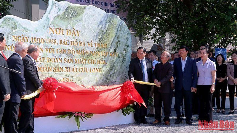 Đồng chí Nguyễn Phi Long, Bí thư Tỉnh ủy Hòa Bình (hàng đầu bên phải) cùng Lãnh đạo tỉnh qua các thời kỳ tại lễ khánh thành khu di tích.