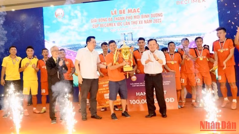 Chủ tịch Hội đồng quản trị Tổng Công ty Becamex IDC Nguyễn Văn Hùng (bên phải, hàng đầu) trao Cúp vô địch cho đội Bambo FC.