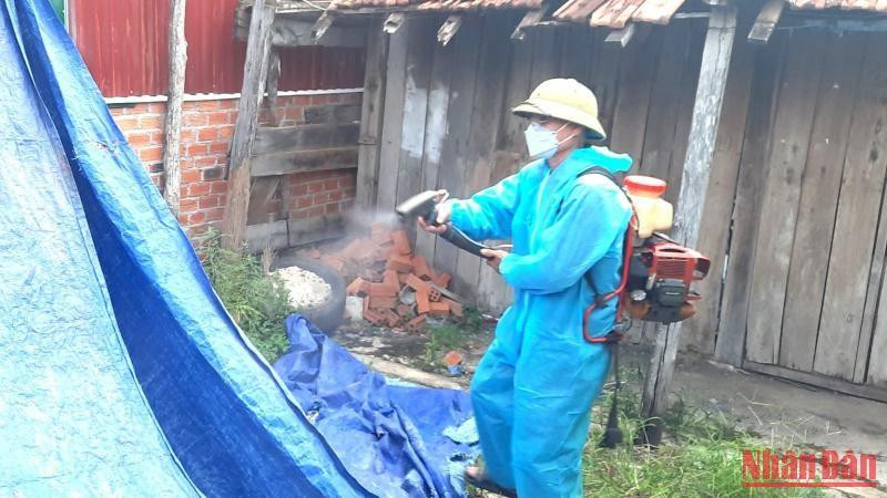 Các ngành chức năng tiến hành xử lý môi trường để phòng chống dịch. (Ảnh minh họa)