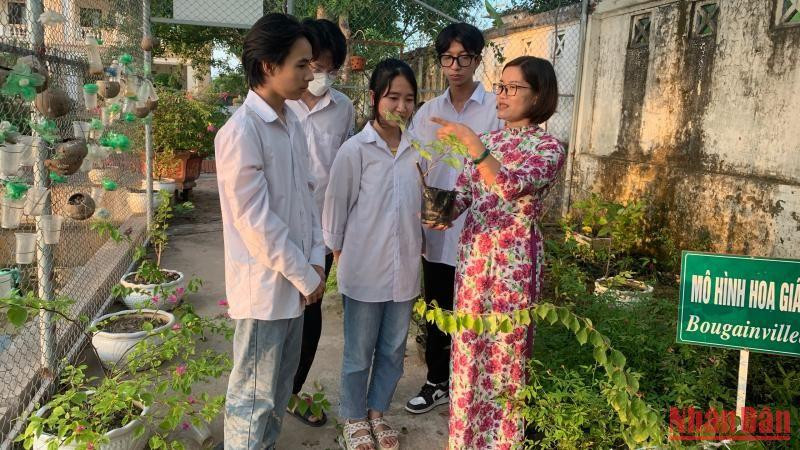 Cô giáo Vũ Thị Mai chuyển tải kiến thức thông qua các bài giảng thực tế tại vườn thực nghiệm trong trường Trung học phổ thông Đông Thụy Anh (huyện Thái Thụy, tỉnh Thái Bình)