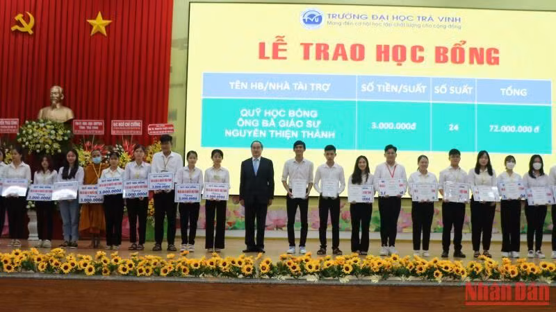 Các sinh viên Trường Đại học Trà Vinh được trao học bổng tại buổi lễ.