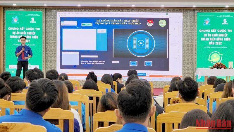Đại diện dự án tham gia cuộc thi trình bày ý tưởng dự án.