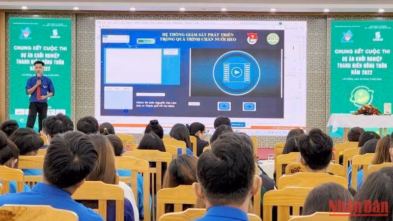 Đại diện dự án tham gia cuộc thi trình bày ý tưởng dự án.