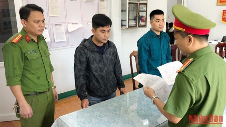 Công an đọc lệnh bắt tạm giam đối tượng Huỳnh Tấn Anh Điệp (người mặc áo khoác màu đen). 