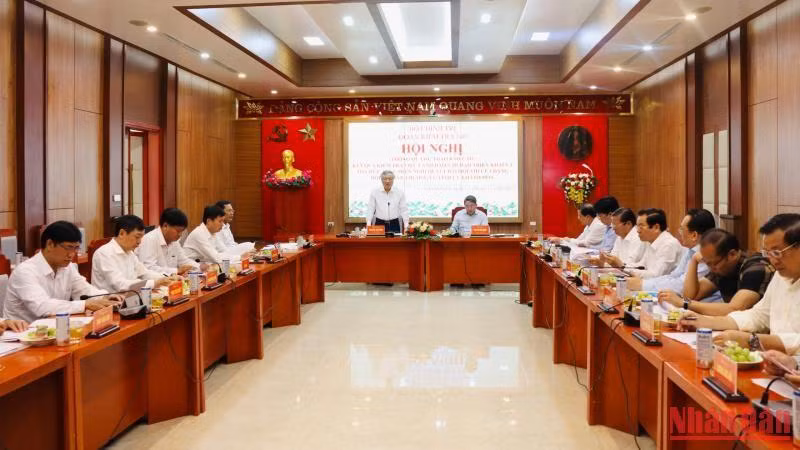 Quang cảnh buổi làm việc. (Ảnh: Xuân Thành)