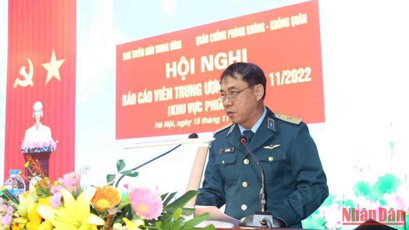Thiếu tướng Bùi Tố Việt, Phó Chính ủy Quân chủng Phòng không-Không quân phát biểu chào mừng và giới thiệu khái quát về Quân chủng Phòng không-Không quân.