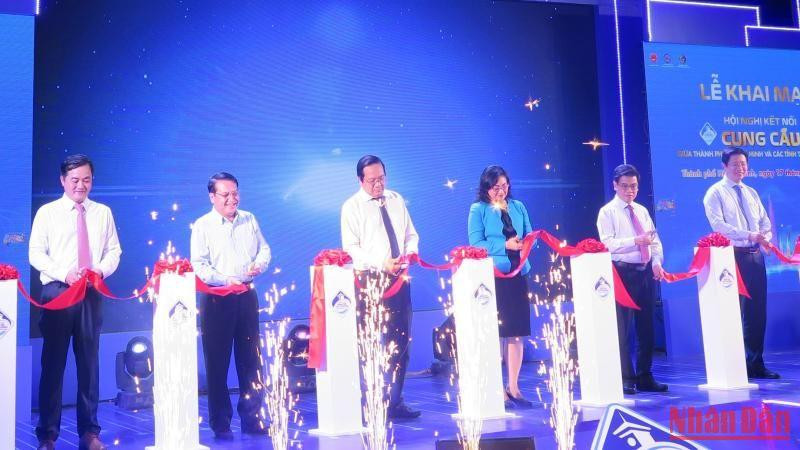 Các đại biểu cắt băng khai mạc Hội nghị.