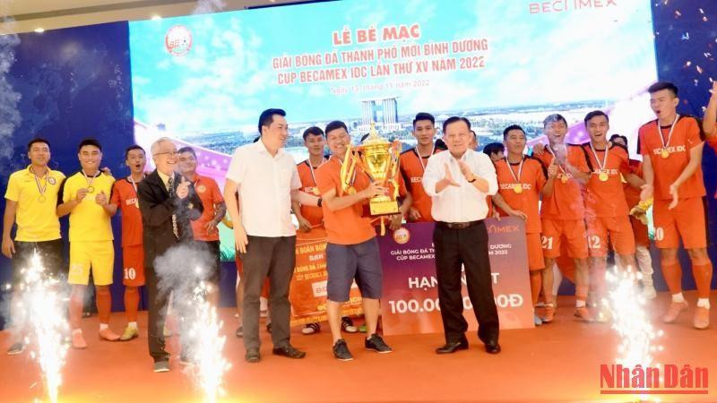 Chủ tịch Hội đồng quản trị Tổng Công ty Becamex IDC Nguyễn Văn Hùng (bên phải, hàng đầu) trao Cúp vô địch cho đội Bambo FC.