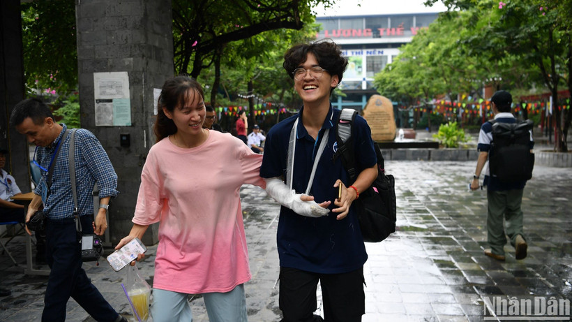 Thí sinh Nguyễn Khắc Anh Tuấn vui vẻ sau khi kết thúc môn Ngữ Văn. (Ảnh: Thành Đạt)