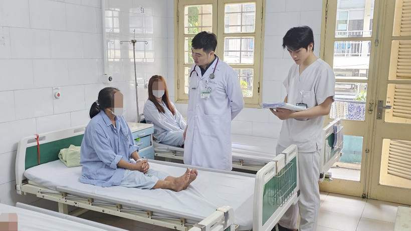 Thạc sĩ, bác sĩ Lê Văn Long thăm khám cho bệnh nhân ung thư vú đang điều trị tại Trung tâm Y học hạt nhân và Ung bướu, Bệnh viện Bạch Mai.