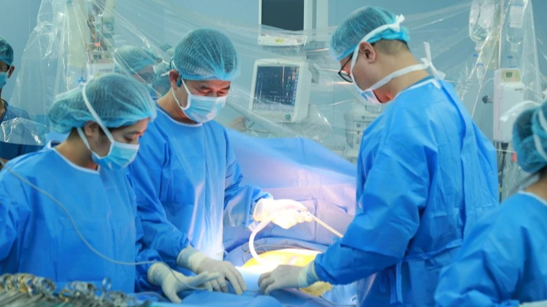 Các bác sĩ thuộc Bệnh viện Trung ương Quân đội 108 thực hiện ca lấy tạng. 