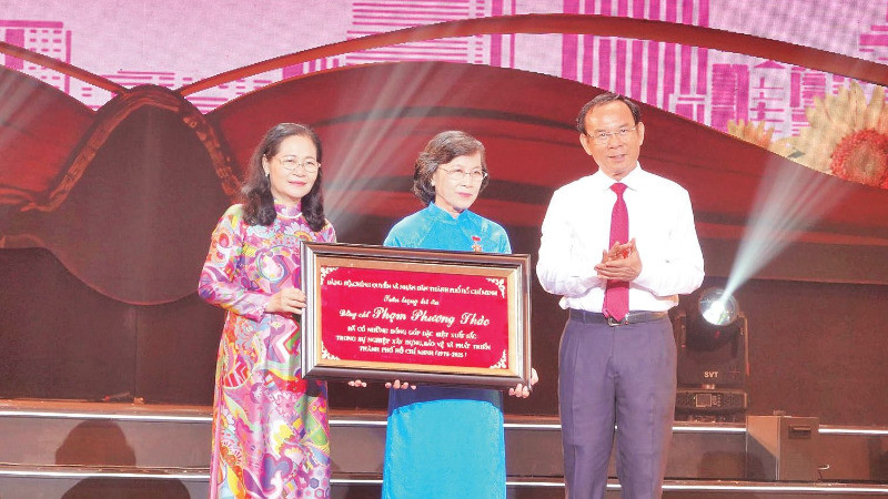 Đồng chí Phạm Phương Thảo, nguyên Phó Bí thư Thành ủy, nguyên Chủ tịch Hội đồng nhân dân Thành phố Hồ Chí Minh là một trong 60 cá nhân tiêu biểu được thành phố tôn vinh.