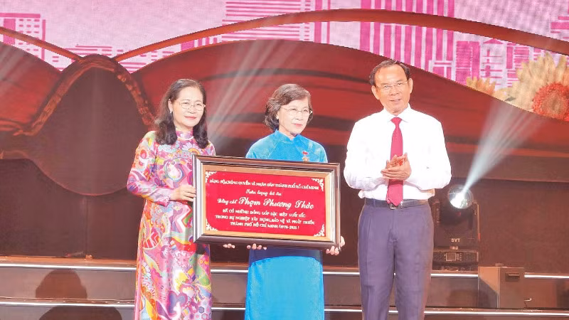 Đồng chí Phạm Phương Thảo, nguyên Phó Bí thư Thành ủy, nguyên Chủ tịch Hội đồng nhân dân Thành phố Hồ Chí Minh là một trong 60 cá nhân tiêu biểu được thành phố tôn vinh.