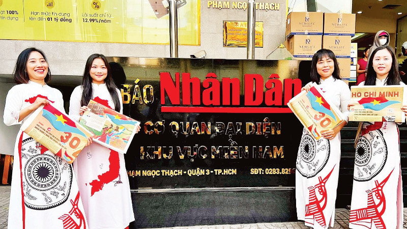 Độc giả đón nhận phụ san đặc biệt tuyên truyền Lễ kỷ niệm 50 năm Ngày Giải phóng miền nam, thống nhất đất nước của Báo Nhân Dân.