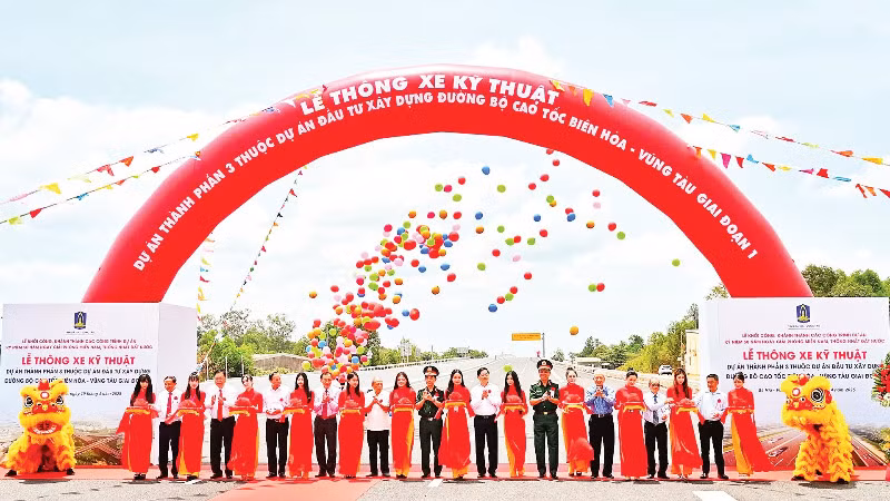 Các đại biểu thực hiện nghi thức thông xe kỹ thuật dự án thành phần 3, thuộc dự án đường bộ cao tốc Biên Hòa- Vũng Tàu giai đoạn 1.