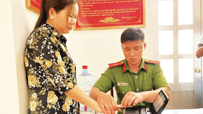 Cán bộ Công an tỉnh Bình Phước hỗ trợ người dân làm căn cước công dân có gắn chíp.