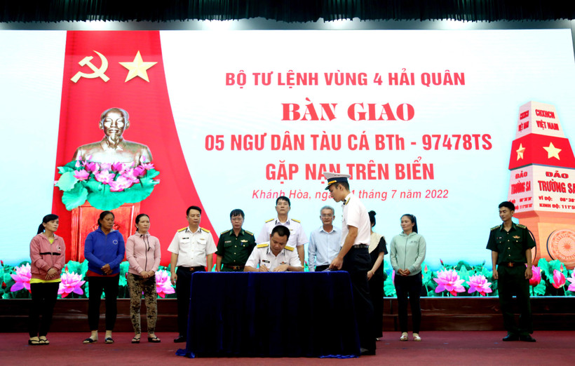 Đại diện Bộ Tư lệnh Vùng 4 Hải quân ký biên bản bàn giao 5 ngư dân trên tàu cá bị nạn cho đại diện Bộ Chỉ huy Bộ đội Biên phòng tỉnh Bình Thuận và Ủy ban nhân dân thành phố Phan Thiết.