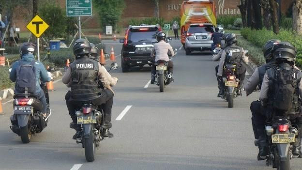 Lực lượng an ninh hộ tống xe chở U19 Việt Nam ra sân tập. (Nguồn: VFF)