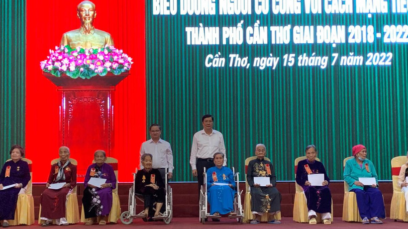 Lãnh đạo thành phố Cần Thơ tặng quà các Mẹ Việt Nam Anh hùng nhân Ngày Thương binh-Liệt sĩ. (ẢNH: THANH TÂM)