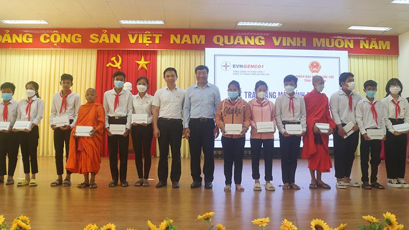Học sinh có hoàn cảnh khó khăn được hỗ trợ máy tính bảng để phục vụ cho việc học tập.