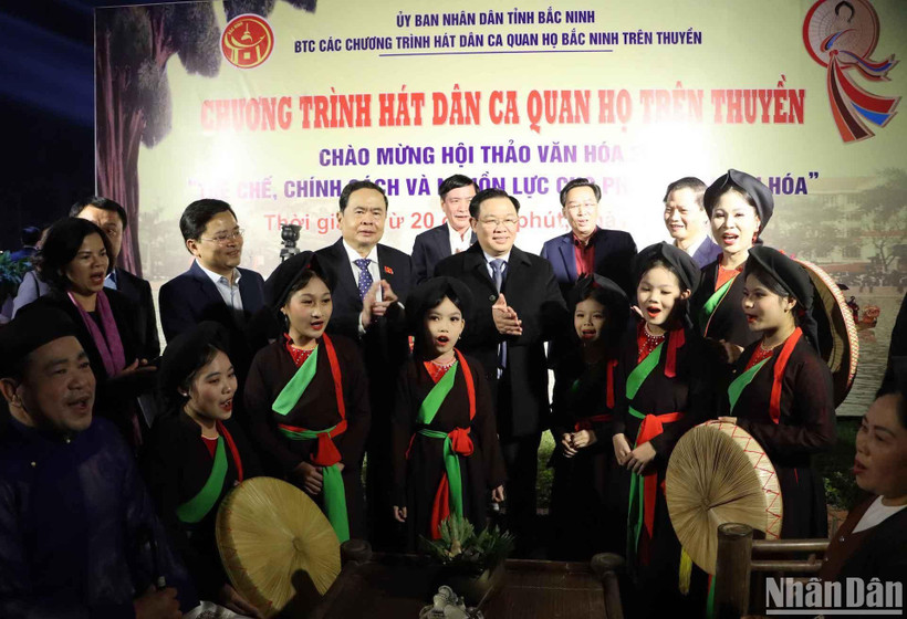 Chủ tịch Quốc hội Vương Đình Huệ tặng hoa chúc mừng, động viên nghệ nhân quan họ và các cháu Câu lạc bộ Quan họ măng non.
