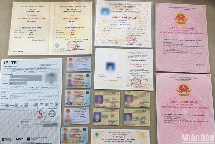 Thu giữ căn cước công dân giả và nhiều loại giấy tờ giả.