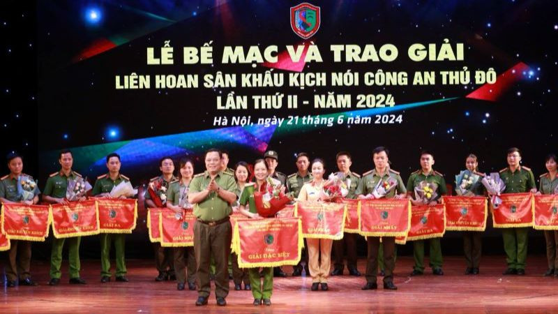 Giám đốc Công an thành phố Hà Nội, Trung tướng Nguyễn Hải Trung trao Giải Đặc biệt cho vở kịch "Đằng sau những chiến công". 