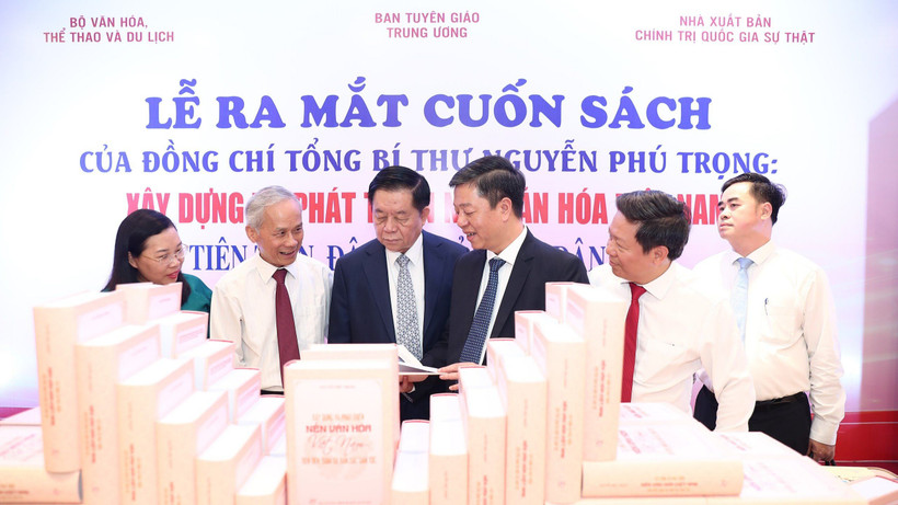 Quang cảnh gian trưng bày sách của Tổng Bí thư "Xây dựng và phát triển nền văn hóa Việt Nam tiên tiến, đậm đà bản sắc dân tộc".