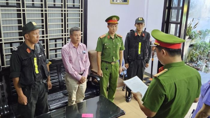 Đại diện PC03 Thừa Thiên Huế đọc lệnh bắt tạm giam Hoàng Văn Đức tại nhà riêng.