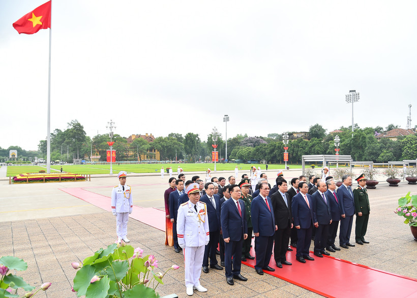 Các đồng chí lãnh đạo, nguyên lãnh đạo Đảng, Nhà nước thành kính tưởng nhớ công lao to lớn của Chủ tịch Hồ Chí Minh.